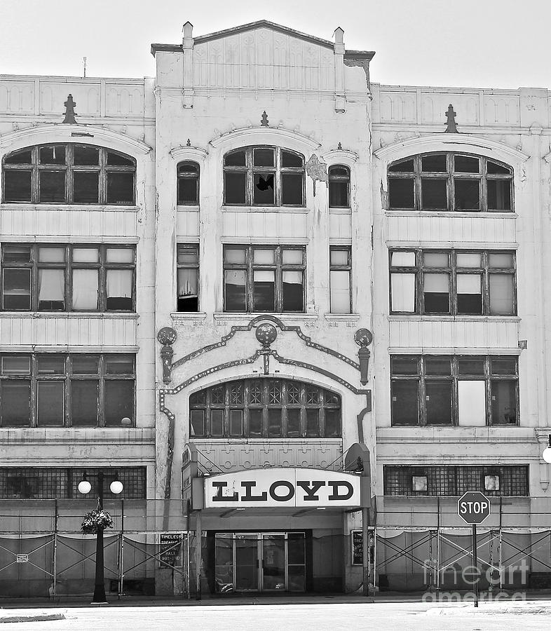 Lloyds in black and white Photograph by Pamela Walrath