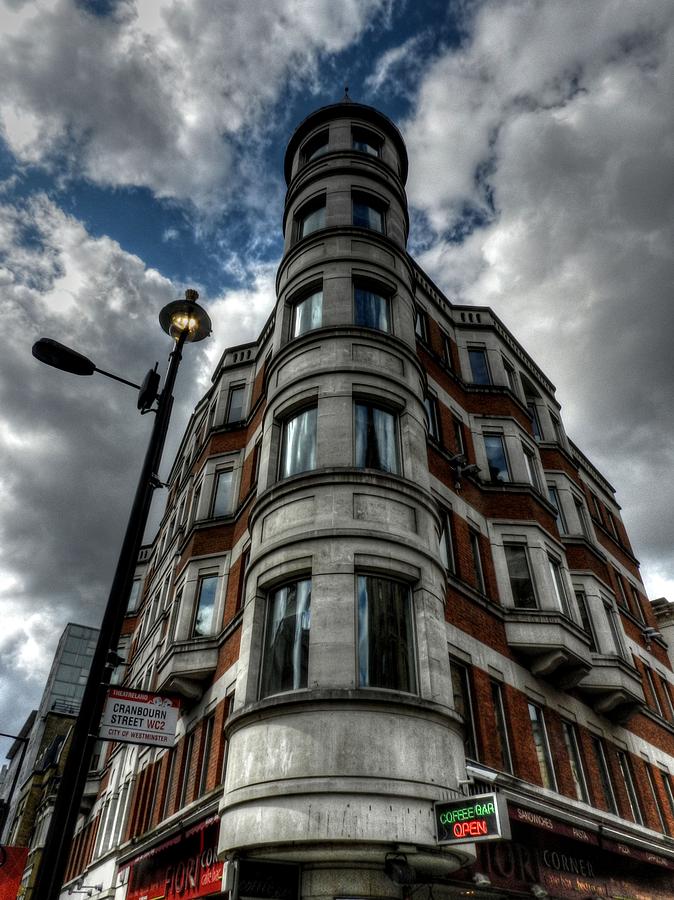 London 029 Photograph by Lance Vaughn