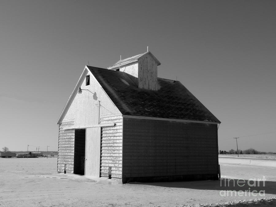 Lone barn Photograph by David Bearden