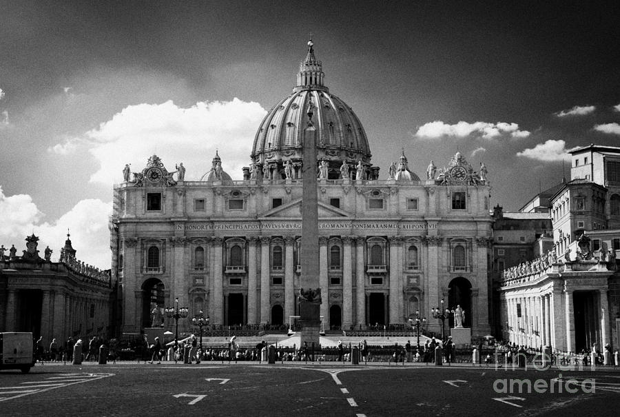 Looking towards St Peters Basilica and the Vatican City from Piazza Pio ...