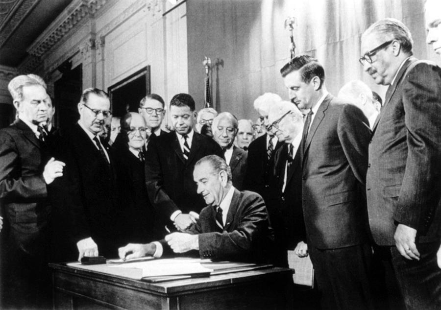 Lyndon Johnson, Signing Civil Rights Photograph by Everett