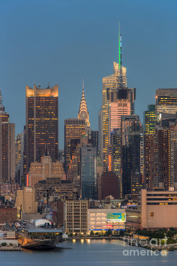 Manhattan Twilight V Photograph by Clarence Holmes