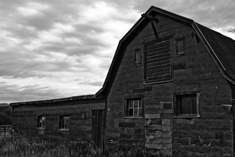 Montana Barn Photograph by Joseph Noonan