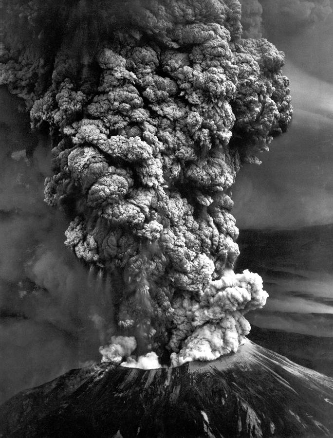 Mount St. Helens In Eruption Showing Photograph by Everett - Fine Art ...