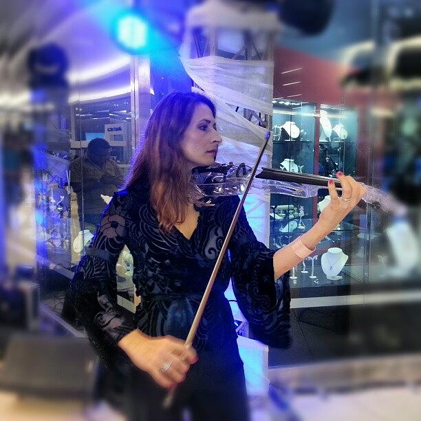 Music Photograph - #music At The #mall #violin #música by Idrialis Castillo