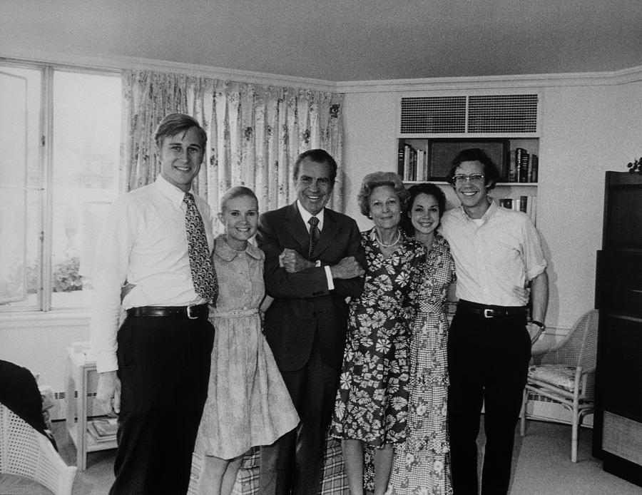 Nixon Family Heartbroken But Smiling Photograph by Everett - Fine Art ...