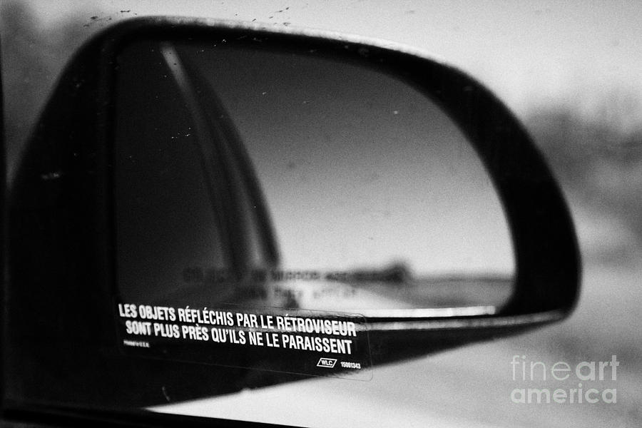 objects in mirror are closer than they appear in french on car