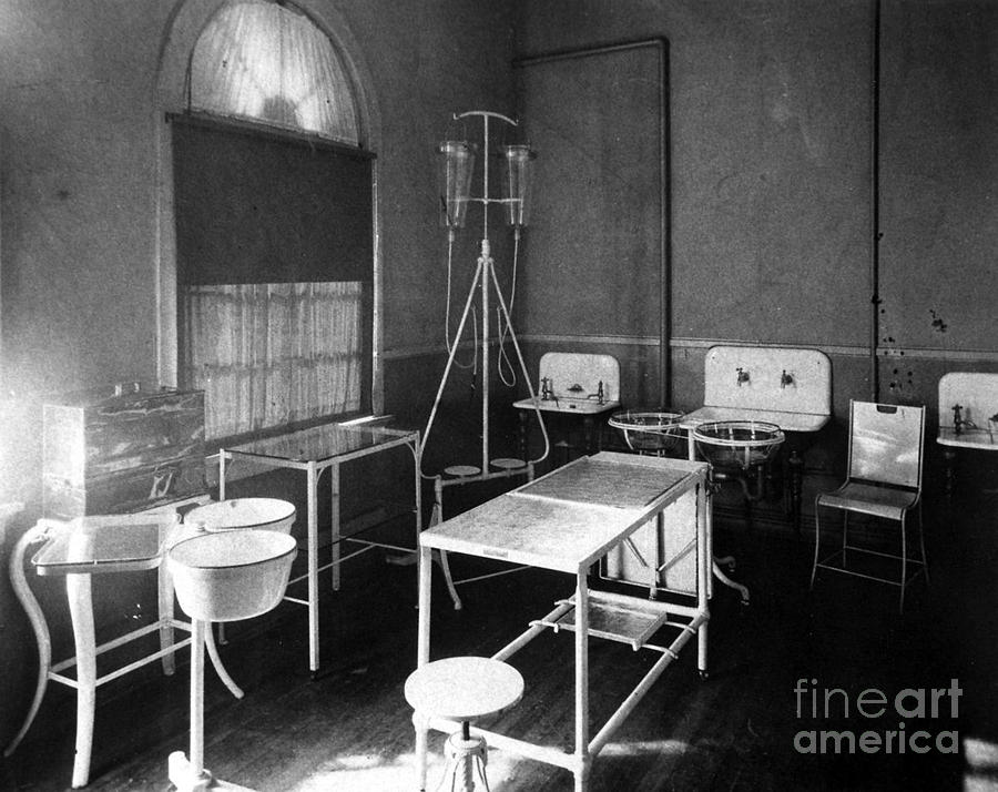 Operating Room, 1901 Photograph by Science Source