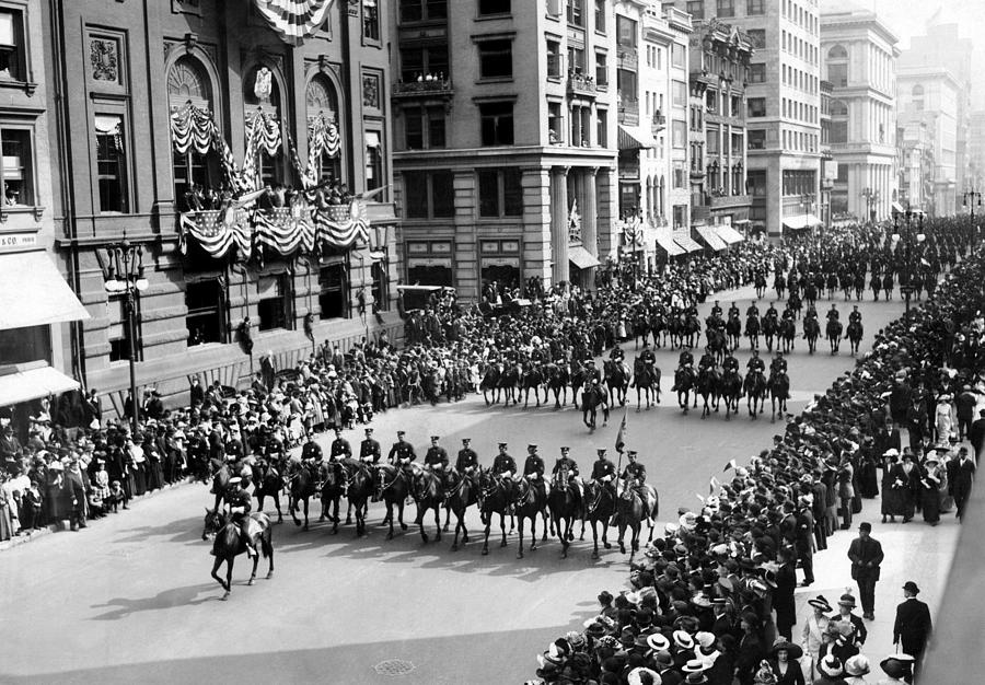 Over 6,000 People Marching Down Fifth Photograph by Everett - Fine Art ...