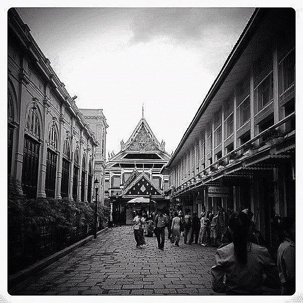 Symmetry Photograph - #palace #thai #bangkok #corridor by Joshua Buana