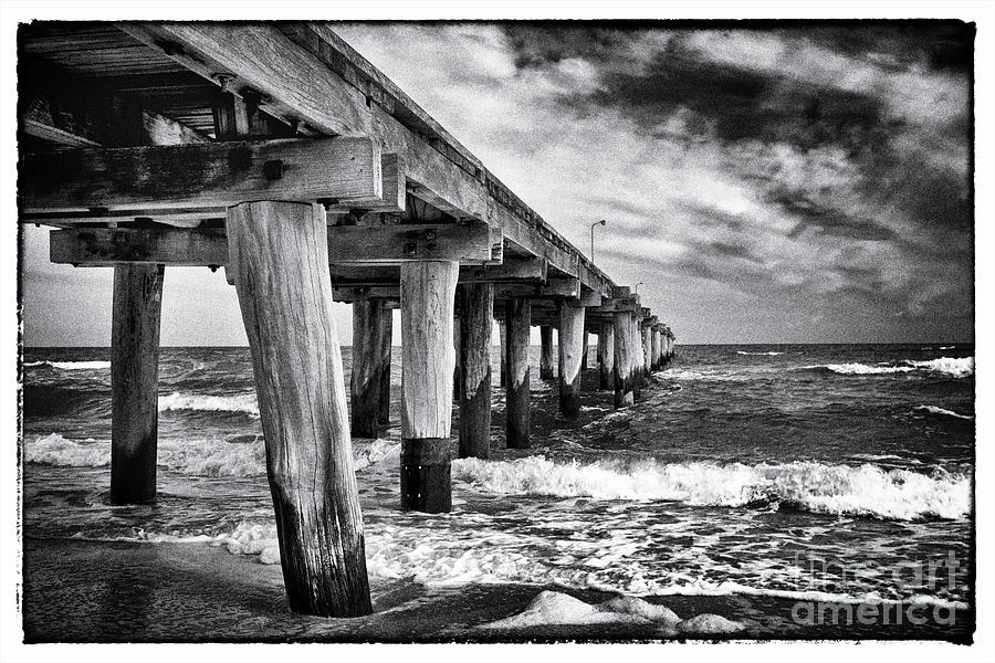 Nature Photograph - Pier to the horizon - black and white by Hideaki Sakurai