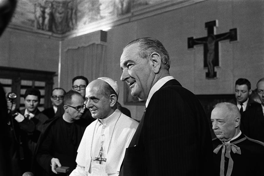 President Lyndon Johnson At The Vatican Photograph by Everett - Fine ...