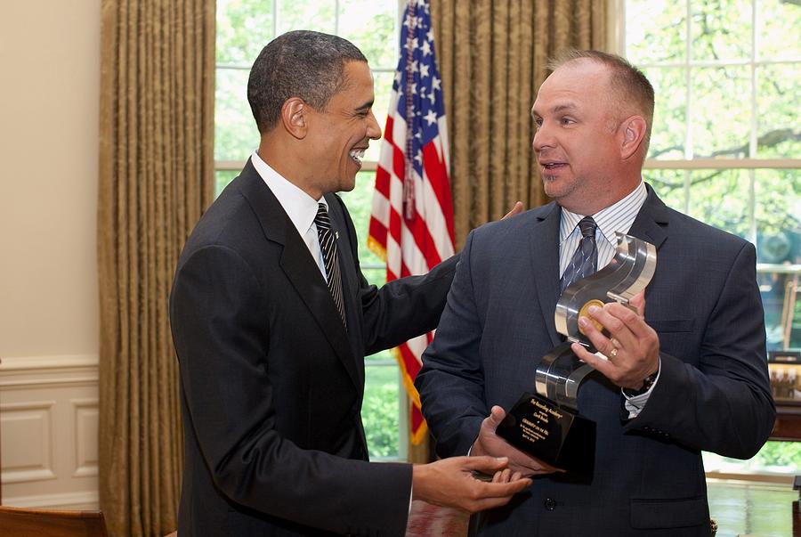 Politician Photograph - President Obama Talks With Garth Brooks by Everett