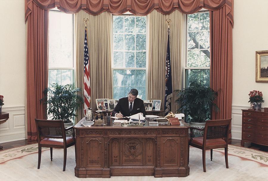 President Reagan Working At His Desk Photograph by Everett - Fine Art ...