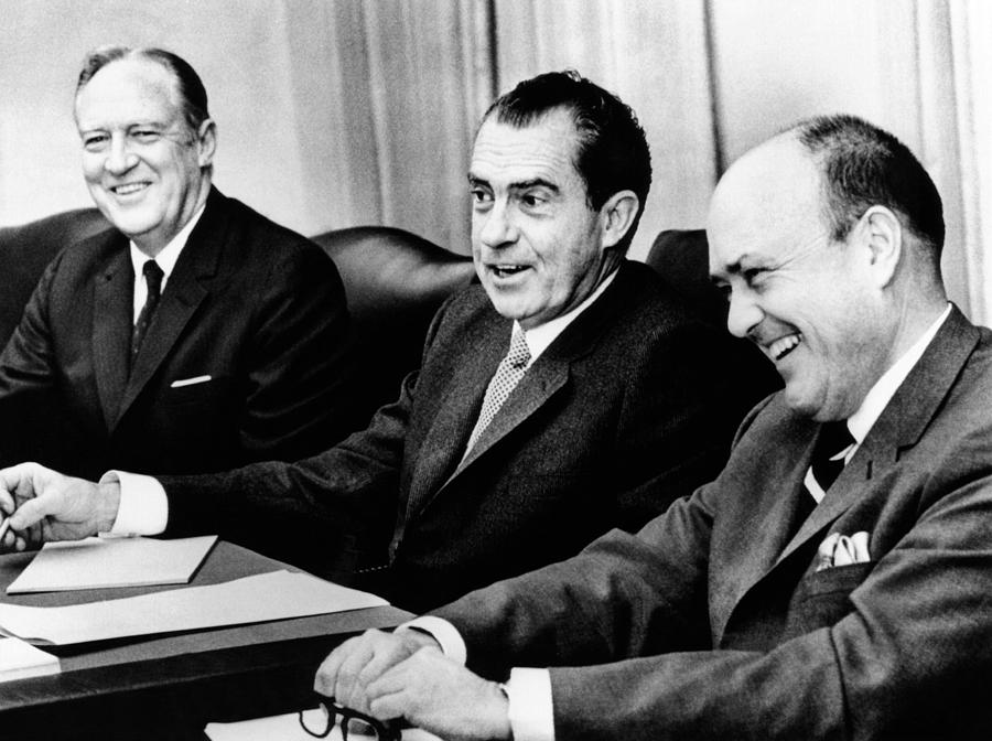 President Richard Nixon With Members Photograph by Everett - Fine Art ...