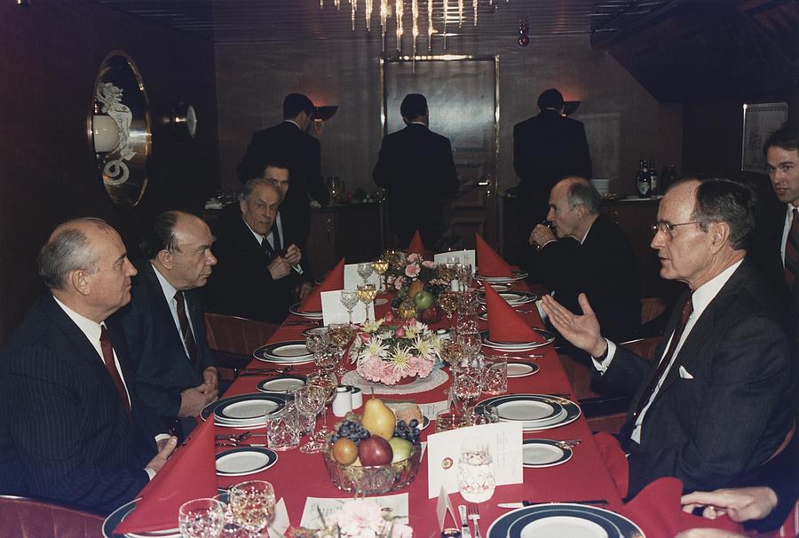 History Photograph - Presidents George Bush Has Lunch by Everett