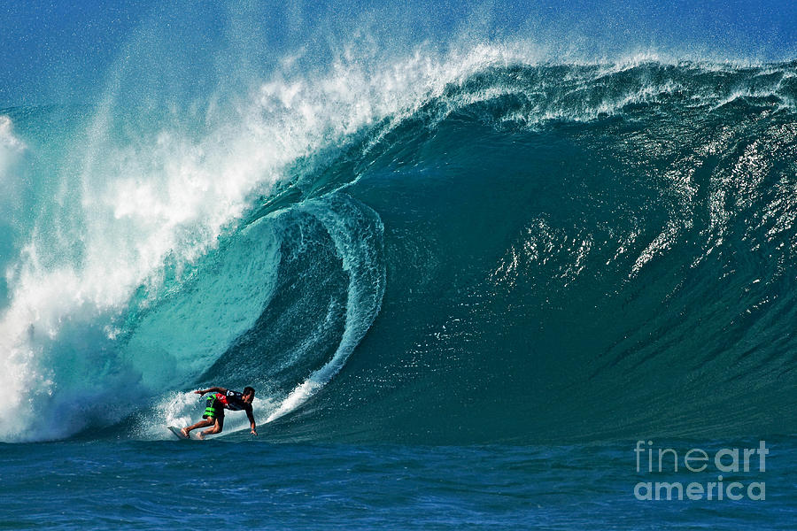 Pro Surfer Evan Valiere Surfing in the Pipeline Masters Contest Photograph by Paul Topp
