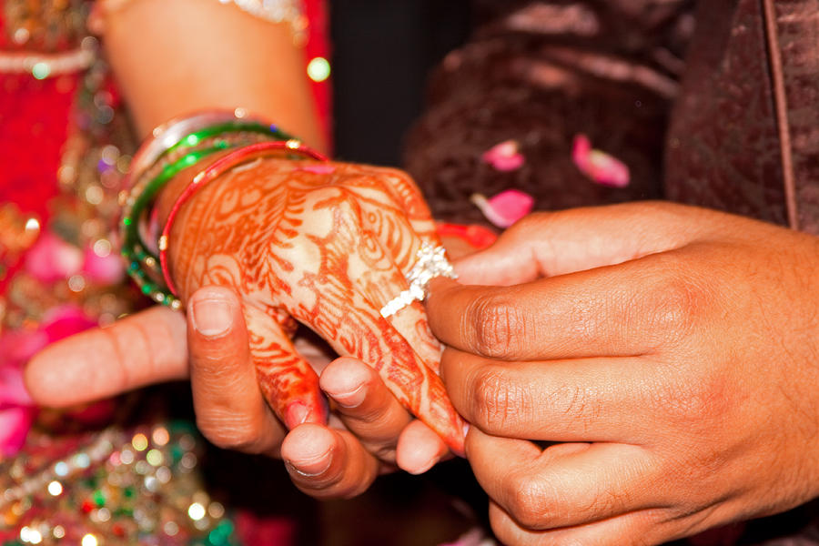 Engagement ring in on sale which hand for girl