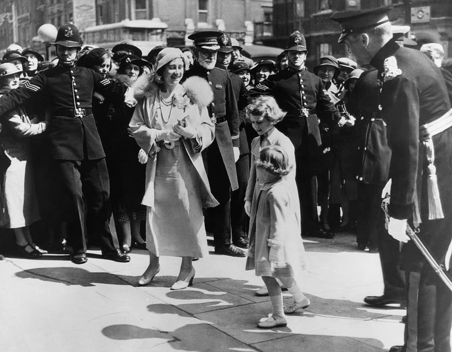 Queen Mother Elizabeth Center Left Photograph by Everett | Fine Art America