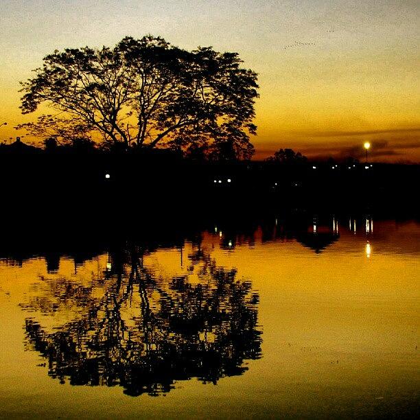 Nature Photograph - Reflexo Em Londrina #sunset #pordosol by Gogliardo Maragno