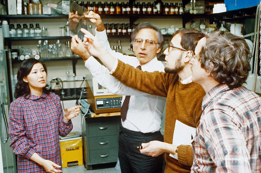 Robert Gallo And Colleagues Photograph by Science Source