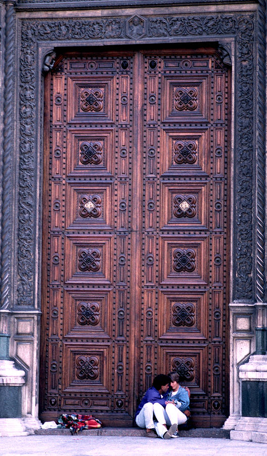 Romance at the Door of the Cathedral di Santa Maria del Fiore Photograph by Tom Wurl