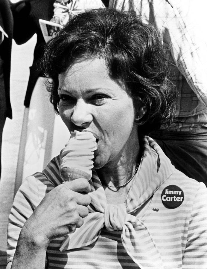 Portrait Photograph - Rosalynn Carter Enjoys An Ice Cream by Everett