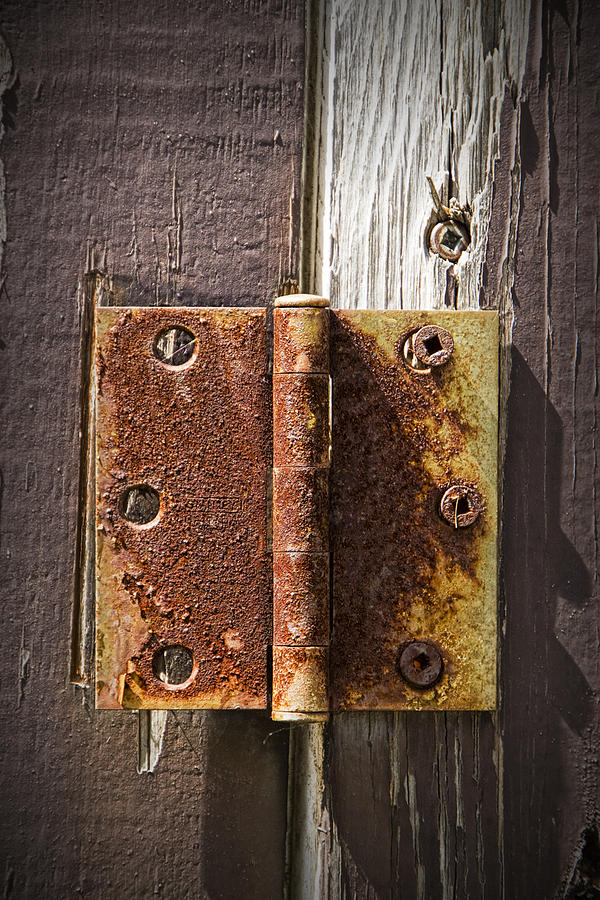 rusty door hinge