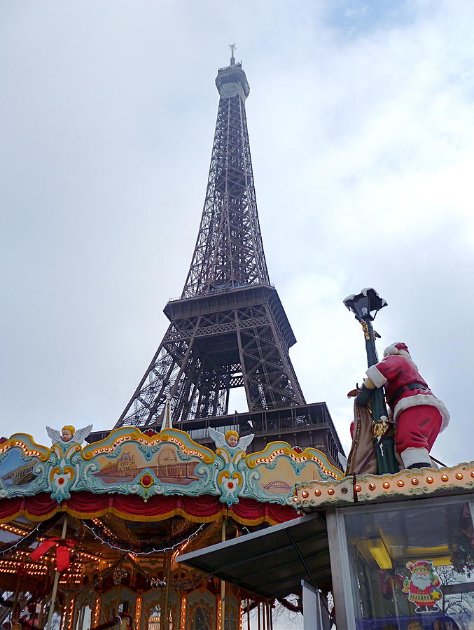 Santa Visits the Eiffel Tower Photograph by Amelia Racca