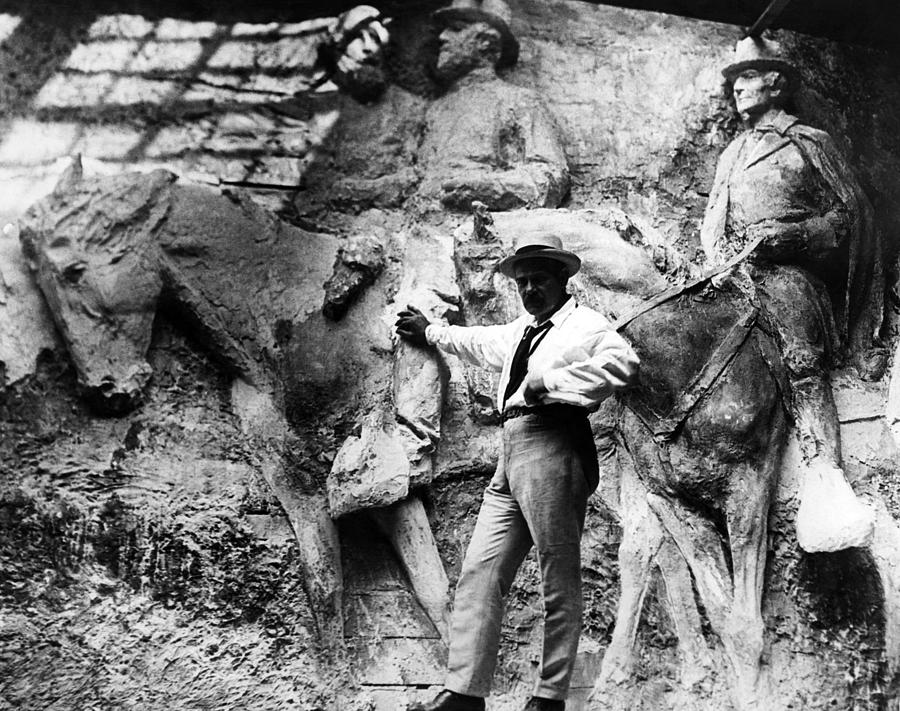 Sculptor Gutzon In His Studio Photograph by Everett