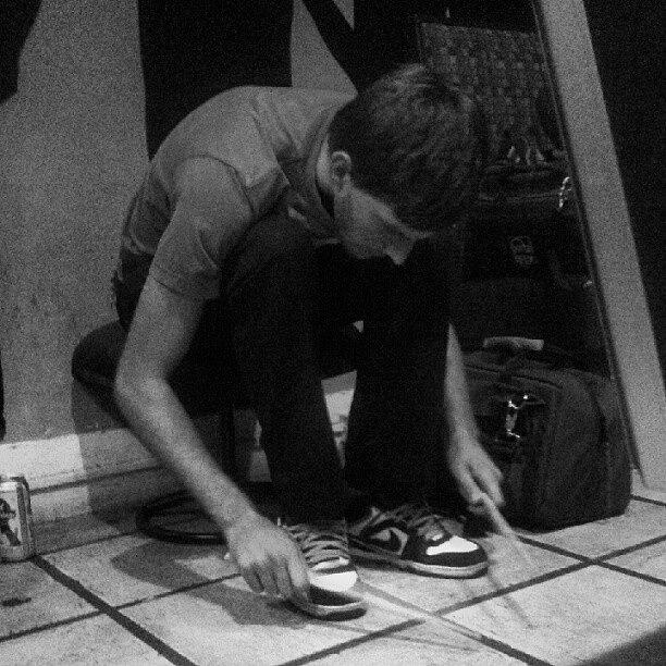 Music Photograph - Shane Practicing On Floor Backstage by Herlan Blissett-patrick