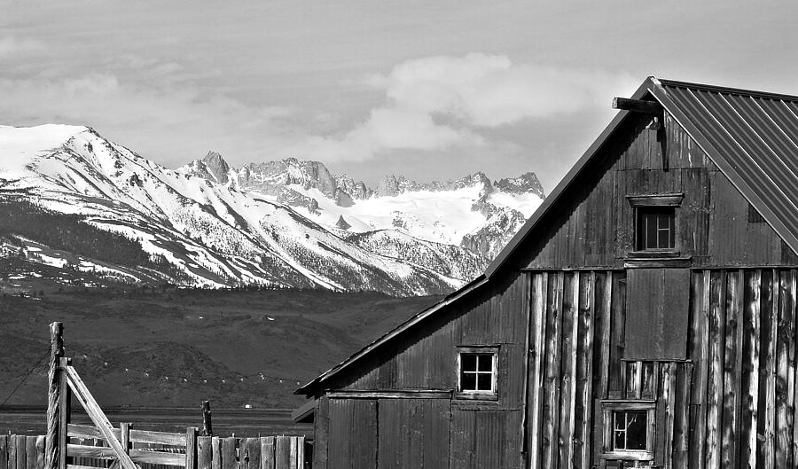 Sierra Nevada Rustic Barn Photograph by Scott McGuire