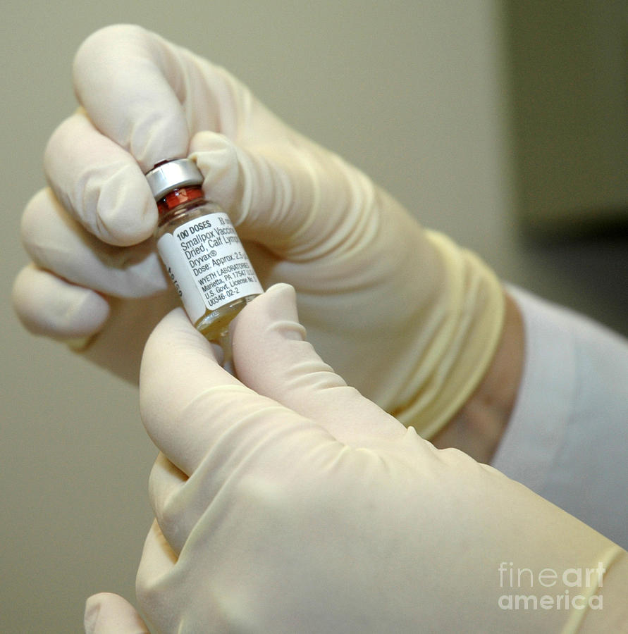 Smallpox Vaccine Photograph by Science Source