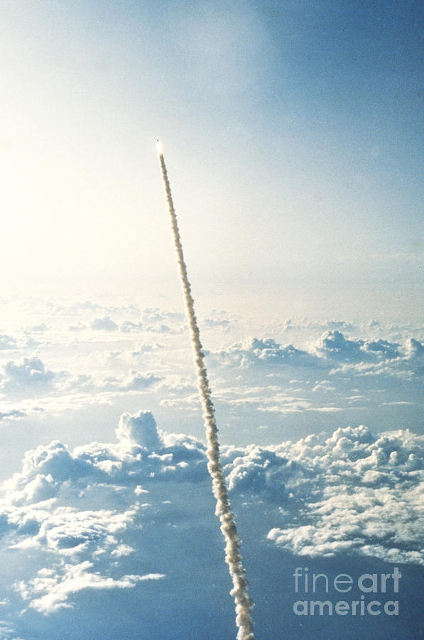 Space Shuttle Challenger Photograph by Science Source