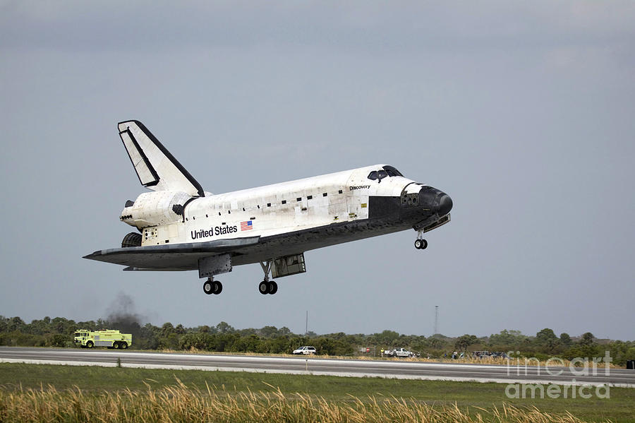 Space Shuttle Discovery Approaches Photograph by Stocktrek Images