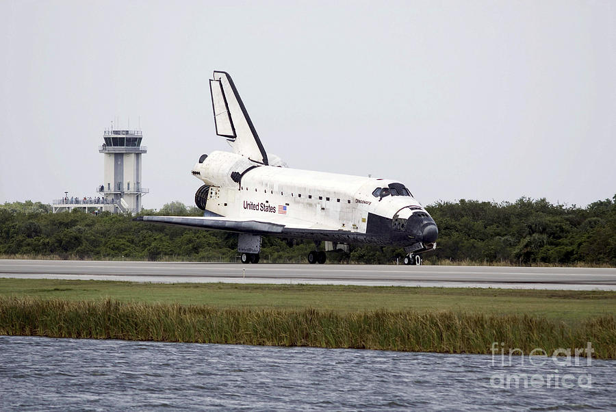 Space Shuttle Discovery On The Runway Photograph by Stocktrek Images
