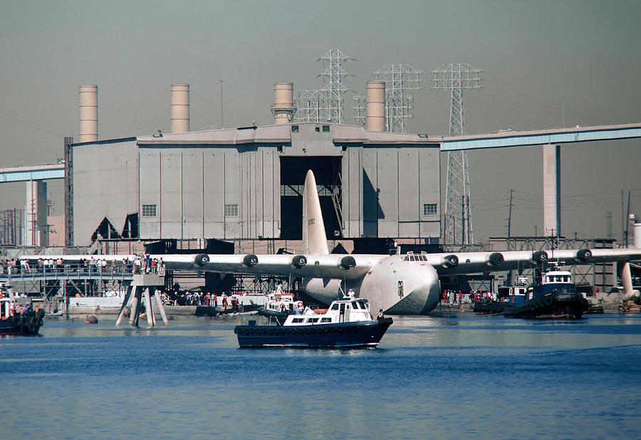 Spruce Goose Emerges From Hangar October 29 1980 Photograph by Brian Lockett