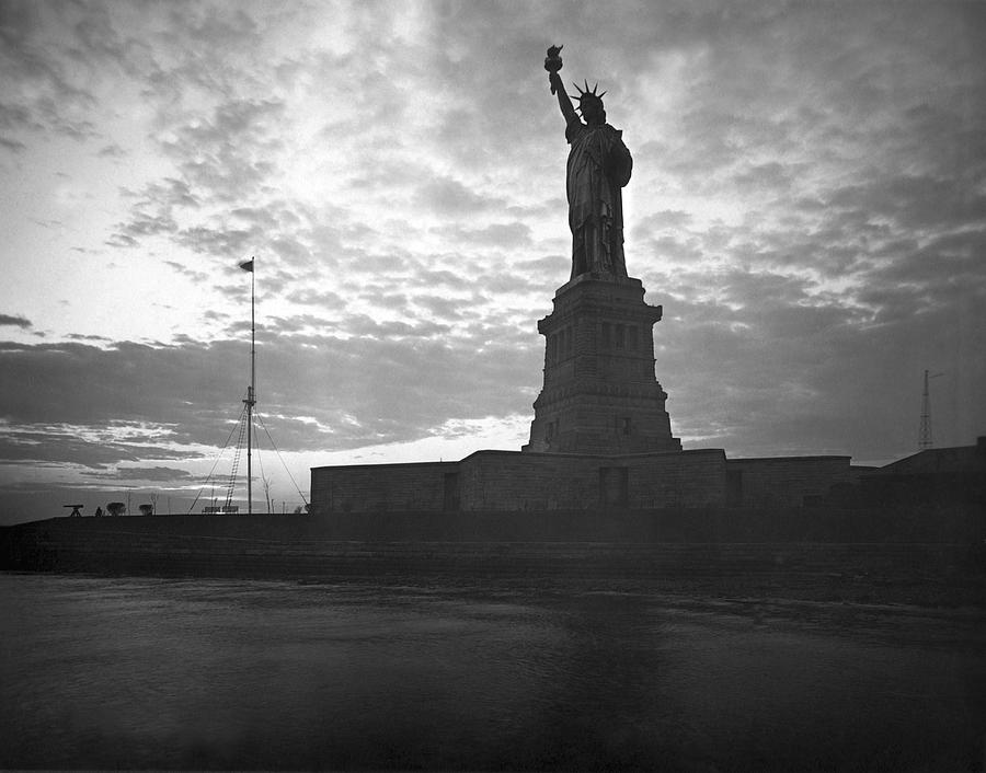 1910's Photograph - Statue Of Liberty At Sunset by Underwood Archives 1910's Photograph - Statue Of Liberty At Sunset by Underwood Archives