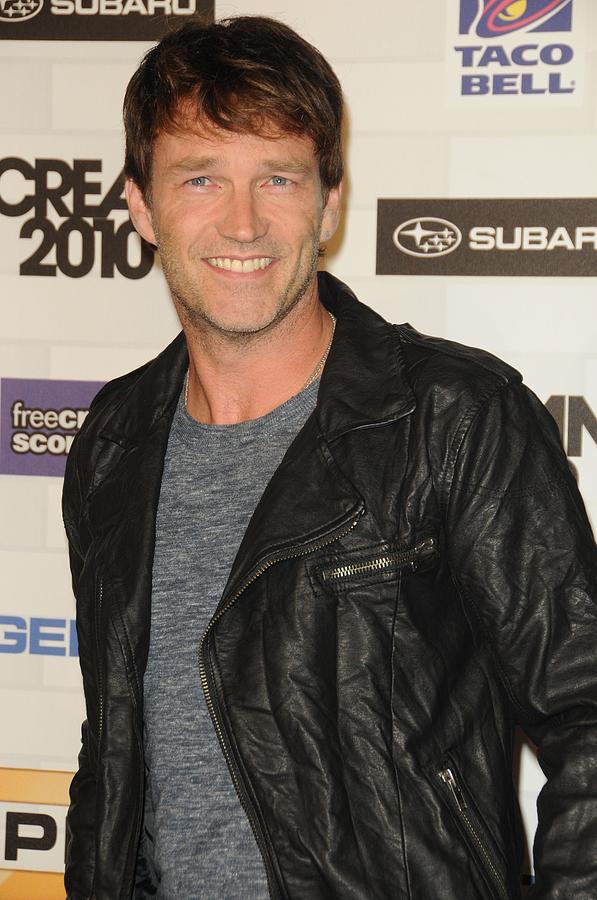 Portrait Photograph - Stephen Moyer At Arrivals For Spike by Everett