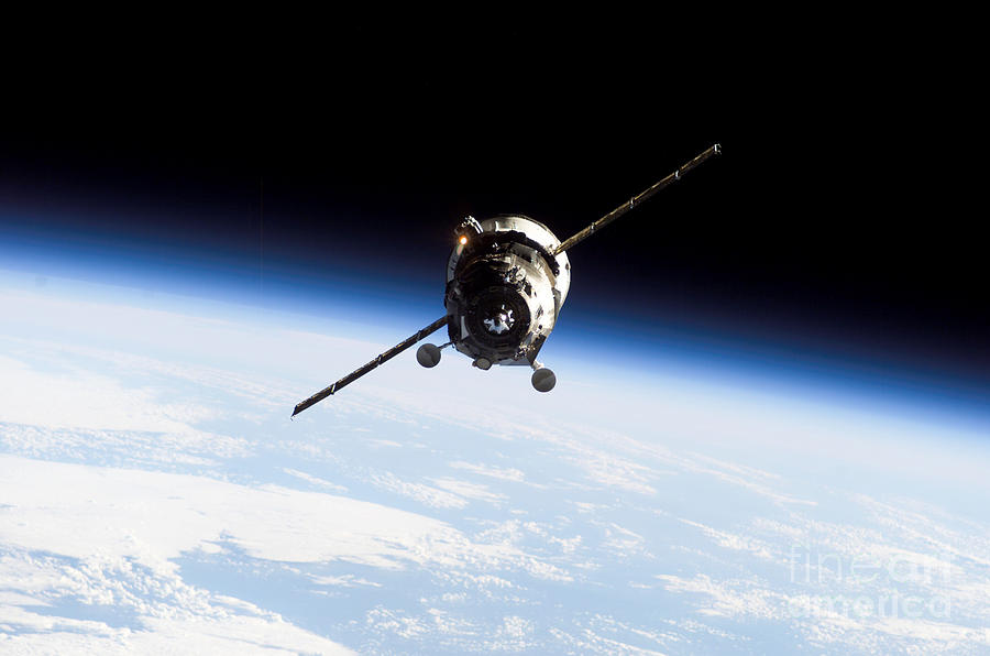 Supply Vehicle Approaching Iss Photograph by NASA/Science Source