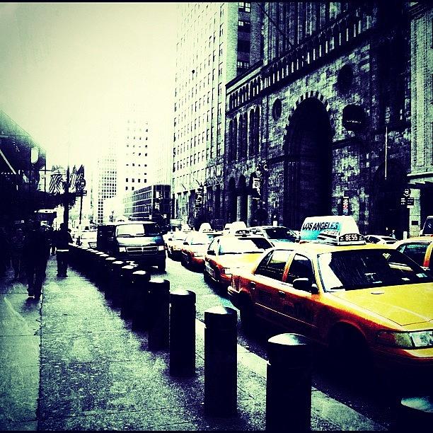 New York City Photograph - Taxi! by Vicente Marti