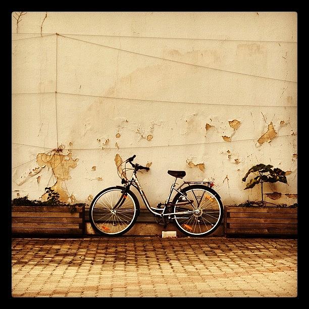Streetart Photograph - The Classical #bike Snapshot by Ronald Duck