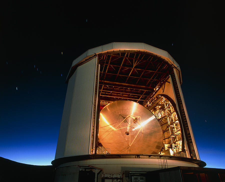The James Clerk Maxwell Telescope (jcmt) Photograph by David Nunuk