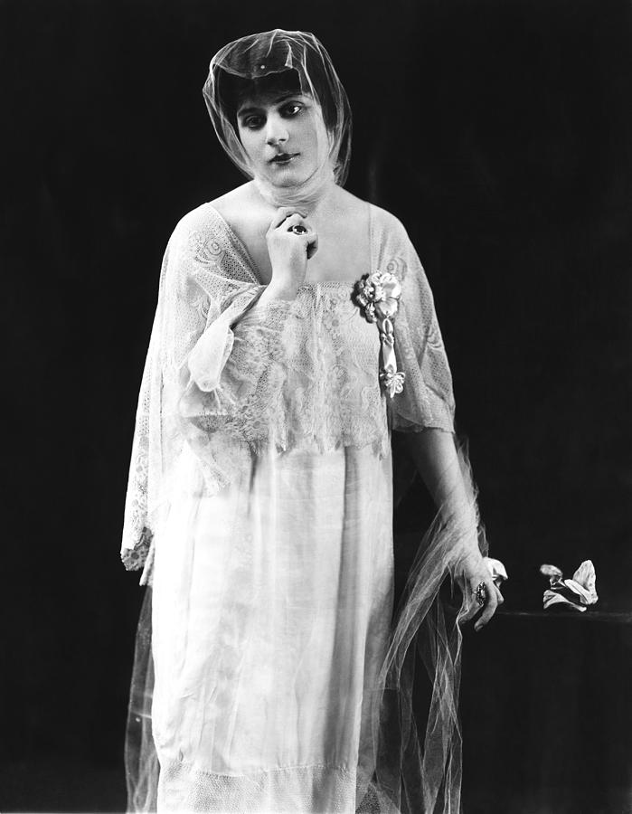 Portrait Photograph - Theda Bara, 1916 by Everett