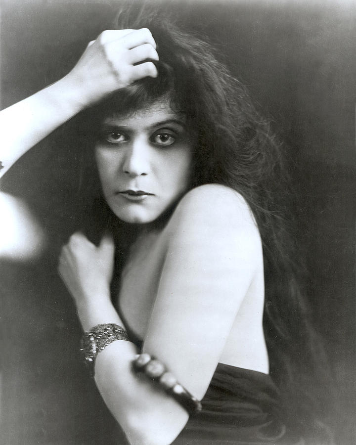 Movie Photograph - Theda Bara In Sin, 1915 by Everett