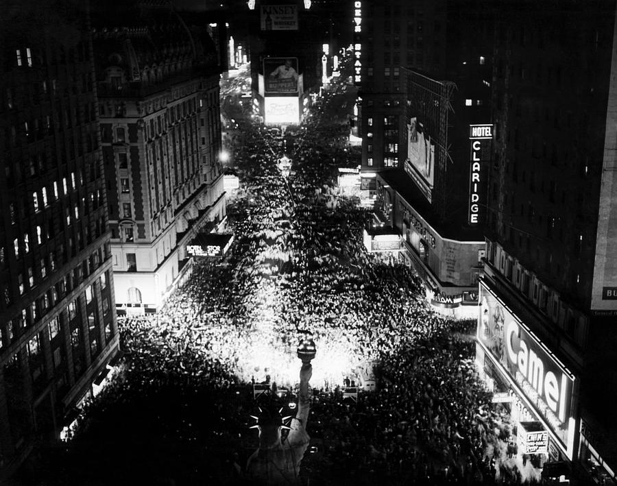 New York City Photograph - Thousands Of People Celebrating The End by Everett