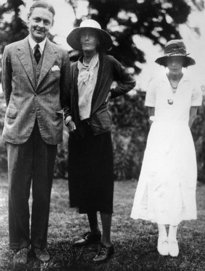 T.s. Eliot With Virginia Woolf Photograph by Everett - Fine Art America