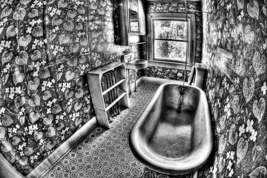 Black And White Photograph - Tub by Tom Melo