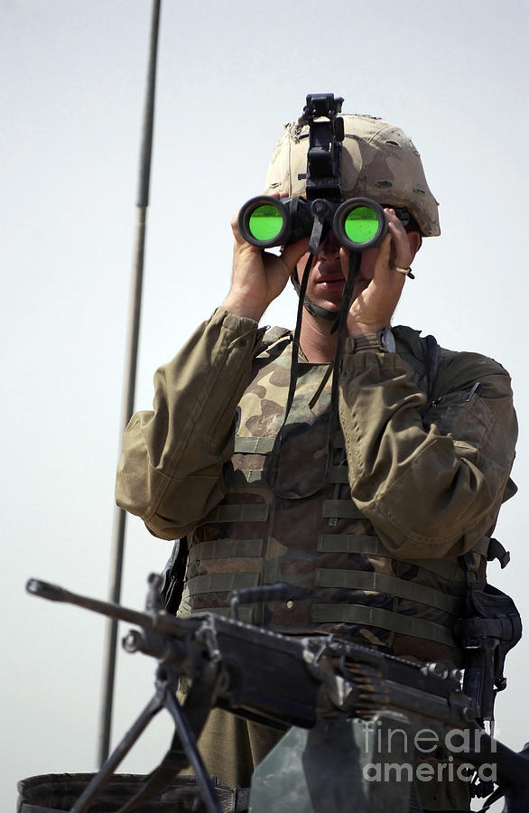 U.s. Army Specialist Uses Binoculars Photograph by Stocktrek Images