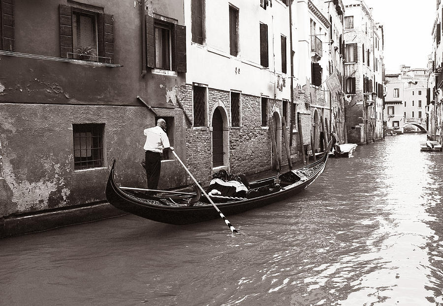 Venice Gondolier Photograph by Andrew Fare